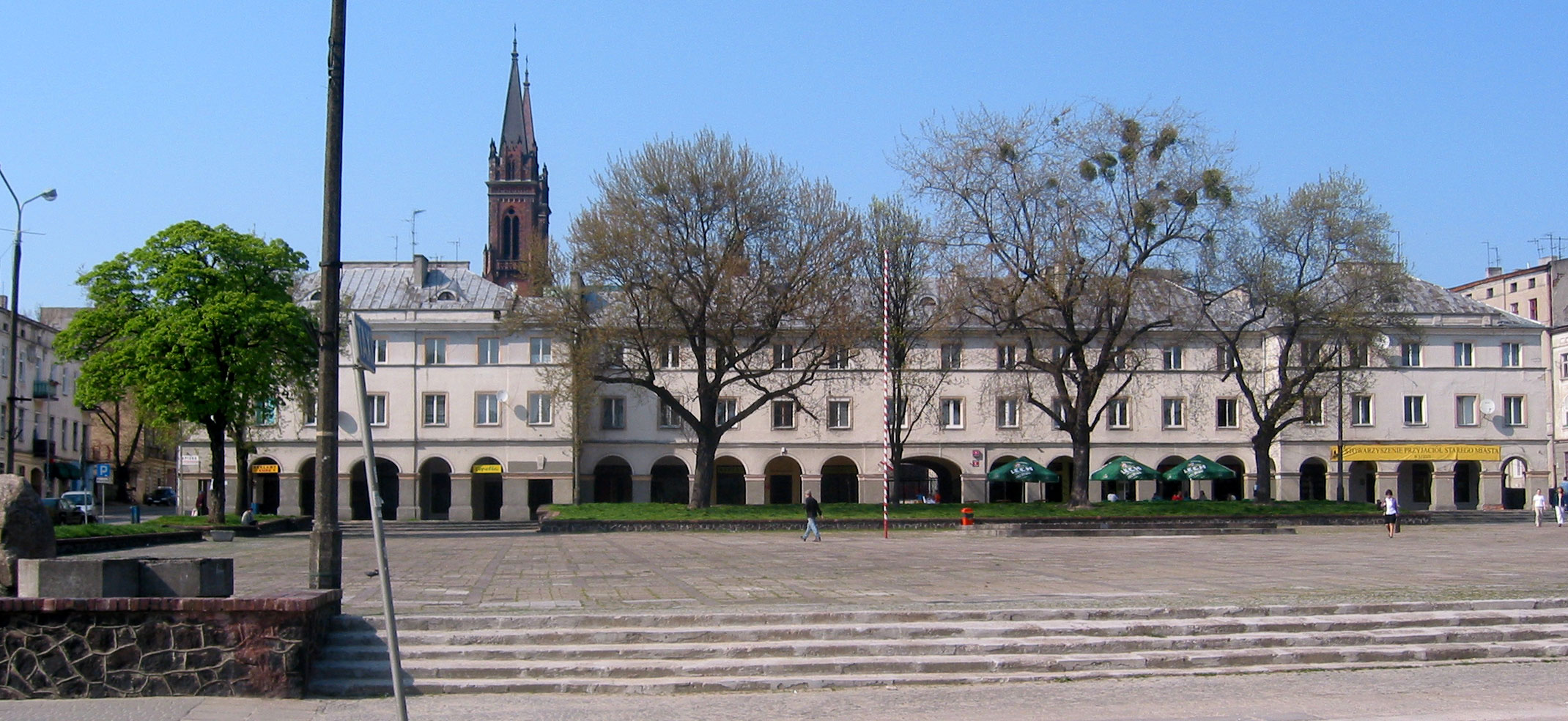 Zdjęcie przedstawia rynek łodzi