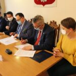 Umowę na doposażenie jednostki OSP w Szymanowie podpisują marszałek Województwa Mazowieckiego Adam Struzik i zastępca wójta Gminy Teresin Marek Jaworski