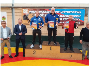 Trener Ryszard Śliwiński z dyplomem i pucharem za III miejsce w klasyfikacji drużynowej dziewcząt