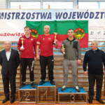 Trener Ryszard Śliwiński (na najwyższym stopniu podium) z pucharem za I miejsce w klasyfikacji generalnej dla LKS Mazowsze Teresin w zawodach w Stoku Lackim