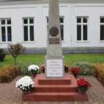 Pomnik - obelisk Józefa Piłsudskiego. W postaci obelisku został postawiony w 1928 w 10. rocznicę Odzyskania Niepodległości. W górnej części obelisku jest umieszczone okrągłe płaskie popiersie Józefa Piłsudskiego. W dolnej części został wyryty napis: „I WOLNEJ OJCZYŹNIE POBŁOGOSŁAW PANIE 1918 – 1928 r.”