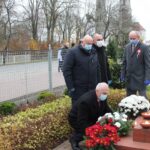 Kwiaty pod obeliskiem Józefa Piłsudskiego składają: przewodniczący Rady Gminy Bogdan Linard, wójt Marek Olechowski, radny Hubert Konecki oraz sołtys Robert Ziomski