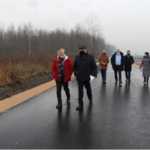 W odbiorze uczestniczyli wicestarosta Tadeusz Głuchowski, Małgorzata Dębowska dyrektor Powiatowego Zarządu Dróg w Sochaczewie, radni powiatowi Jan Łopata i Sylwester Lewandowski