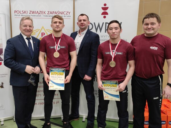 Kamil Rybicki i Eduard Grigorev w towarzystwie Andrzeja Suprona - prezesa PZZ, Artura Albinowskiego - dyrektora sportowego PZZ oraz Ryszarda Niedźwiedzkiego – prezesa LKS Mazowsze Teresin