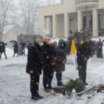 Wójt Marek Olechowski oraz przedstawiciele Związku Gmin Kolbiańskich - przewodniczący Zarządu Marek Jaworski, delegat Gminy Teresin Zbigniew Biederka i skarbnik Agnieszka Rosa składają kwiaty przed pomnikiem św. Maksymiliana