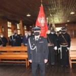 Poczty sztandarowe do niepokalanowskiej kaplicy wprowadził komendant gminny OSP dh Dariusz Tartanus