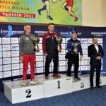 Trener LKS Mazowsze Teresin Sławomir Rogoziński z pucharem za zwycięstwo w klasyfikacji klubowej