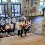 Uczniowie klas I-III złożyli kwiaty przed popiersiem św. Maksymiliana w holu głównym szkoły