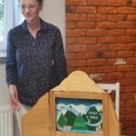 Kamishibai - teatrzyk obrazkowy ukryty w drewnianej skrzynce