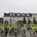 Adam Orliński - wiceprzewodniczący Sejmiku Województwa Mazowieckiegoza obdarował rowerzystów kamizelkami odblaskowymi.