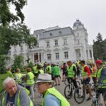 Leśnym traktem uczestnicy przejechali pod pałac w Teresinie.