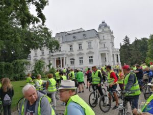 Leśnym traktem uczestnicy przejechali pod pałac w Teresinie.