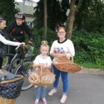 Mieszkańcy Sołectwa Ludwików serdeczne powitali rowerzystów i wręczyli im słodkie niespodzianki.