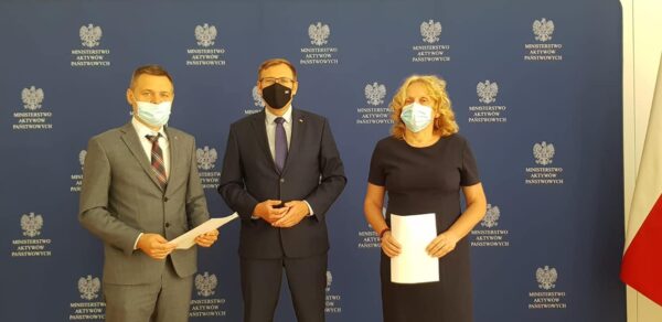 Minister Maciej Małecki, starosta sochaczewski Jolanta Gonta oraz Krzysztof Golubiewski członek Zarządu PKP