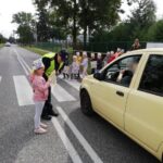 Dzieci apelowały do kierowców o bezpieczną jazdę, przestrzeganie przepisów ruchu drogowego i szczególną ostrożność w rejonie przejść dla pieszych