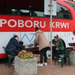 Każdy chętny mógł oddać swoją krew w ambulansie zaparkowanym przed bazyliką w Niepokalanowie