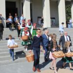 Po zakończonym nabożeństwie, każdy z uczestników uroczystości otrzymał drobny podarunek w postaci chleba wypieczonego z tegorocznej mąki