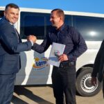 Przedstawiciele LKS Mazowsze Teresin odebrali z rąk wiceprezesa Fundacji LOTTO busa, którym będą mogli podróżować na zawody sportowe