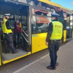 Usta i nos trzeba obowiązkowo zasłaniać maseczką m.in. w autobusie