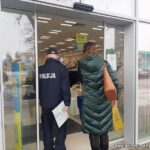 Usta i nos trzeba obowiązkowo zasłaniać maseczką m.in. w galeriach handlowych