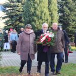 Delegacja władz samorządowych - przewodniczący Rady Gminy Bogdan Linard, wójt Marek Olechowski oraz radna Danuta Olejnik złożyli hołd Marszałkowi Piłsudskiemu.