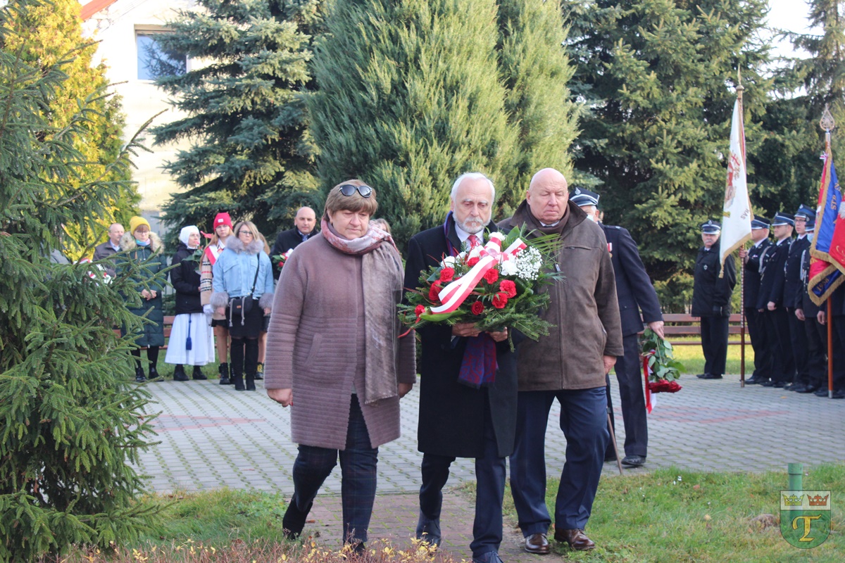 Delegacja władz samorządowych - przewodniczący Rady Gminy Bogdan Linard, wójt Marek Olechowski oraz radna Danuta Olejnik złożyli hołd Marszałkowi Piłsudskiemu.