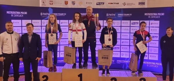 Mistrzyni Polski Młodziczek w zapasach kobiet Karolina Zień z trenerem Ryszardem Śliwińskim
