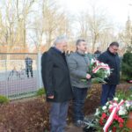 Pzedstawiciele Stowarzyszenia „Teresin - nasze korzenie” - złożyli wiązankę kwiatów w narodowych barwach przed obeliskiem Marszałka J. Piłsudskiego.