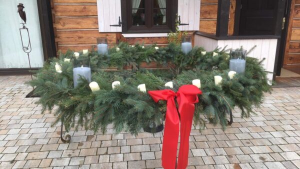 Tradycyjny wieniec adwentowy przygotowany przez rodzinę Gogółów z Granic.
