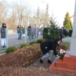 Wiązankę kwiatów przed obeliskiem Marszałka Józefa Piłsudskiego złożyła radna powiatu sochaczewskiego Aneta Sowińska.