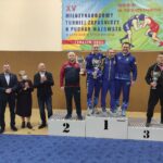 Trener Ryszard Śliwiński na drugim stopniu podium klasyfikacji drużynowej