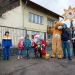 Przy dźwiękach kolęd i w towarzystwie pastuszka, misia oraz strażaków św. Mikołaj w pięknym orszaku odwiedził wszystkich Mieszkańców