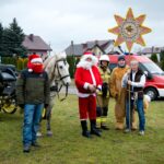 Przy dźwiękach kolęd i w towarzystwie pastuszka, misia oraz strażaków św. Mikołaj w pięknym orszaku odwiedził wszystkich Mieszkańców