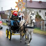 Przy dźwiękach kolęd i w towarzystwie pastuszka, misia oraz strażaków św. Mikołaj w pięknym orszaku odwiedził wszystkich Mieszkańców