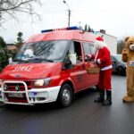 Przy dźwiękach kolęd i w towarzystwie pastuszka, misia oraz strażaków św. Mikołaj w pięknym orszaku odwiedził wszystkich Mieszkańców