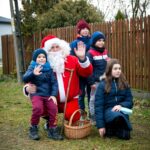 Przy dźwiękach kolęd i w towarzystwie pastuszka, misia oraz strażaków św. Mikołaj w pięknym orszaku odwiedził wszystkich Mieszkańców