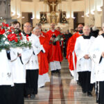 Zwieńczeniem uroczystości był procesyjny przemarsz pod pomnik założyciela Niepokalanowa.