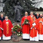 Zwieńczeniem uroczystości był procesyjny przemarsz pod pomnik założyciela Niepokalanowa.