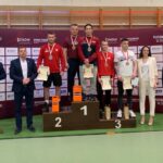 Eduard Grigorev i trener Sławomir Rogoziński na najwyższym stopniu podium kategorii wagowej do 65 kg