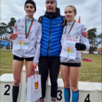 Mistrzyni Polski Eliza Galińska i wicemistrzyni Polski Lena Suchowolak z trenerem Andrzejem Andryszczykiem