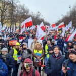 Protest rolników z protestem przeciwko CPK w tle