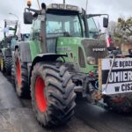 Protest rolników z protestem przeciwko CPK w tle