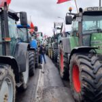 Protest rolników z protestem przeciwko CPK w tle