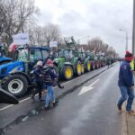 Protest rolników z protestem przeciwko CPK w tle