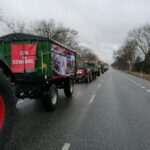 Protest rolników z protestem przeciwko CPK w tle