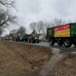 Protest rolników z protestem przeciwko CPK w tle