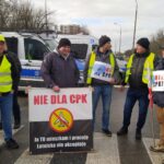 Protest rolników z protestem przeciwko CPK w tle