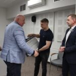 Wyróżniony zawodnik odebrał czek na kwotę 25.000 złotych