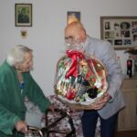 Zacna Jubilatka otrzymała list gratulacyjny, kwiaty, prezent oraz kosz ze słodkościami.