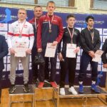 Fabian Niedźwiedzki i trener Sławomir Rogoziński na najwyższym stopniu podium kategorii wagowej do 61 kilogramów